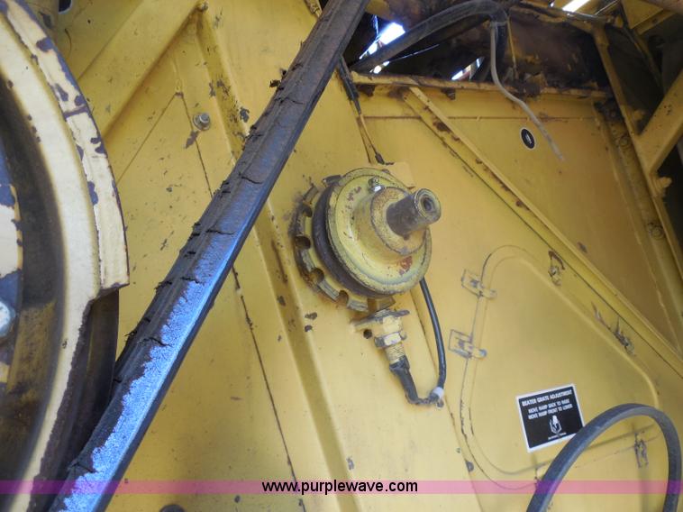 image for item H3158 1986 New Holland TR86 combine