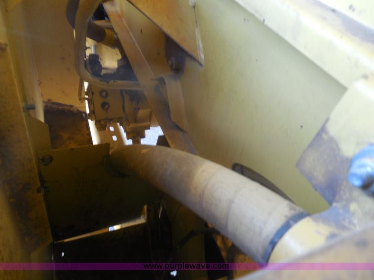 image for item H3158 1986 New Holland TR86 combine