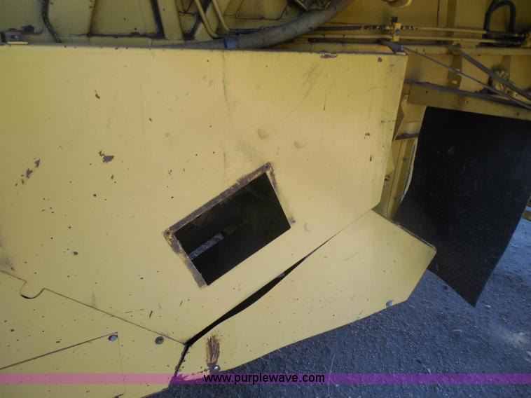 image for item H3158 1986 New Holland TR86 combine