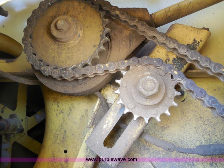 image for item H3158 1986 New Holland TR86 combine