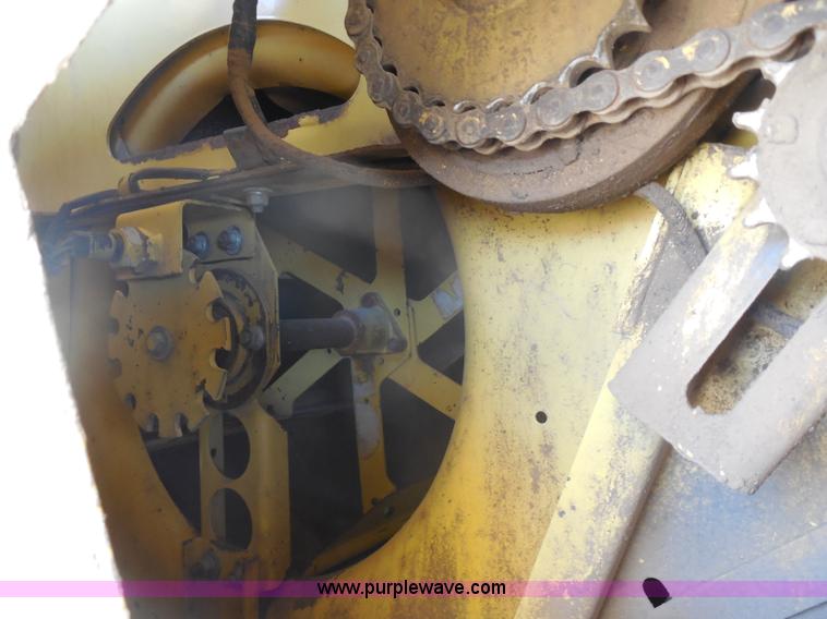 image for item H3158 1986 New Holland TR86 combine