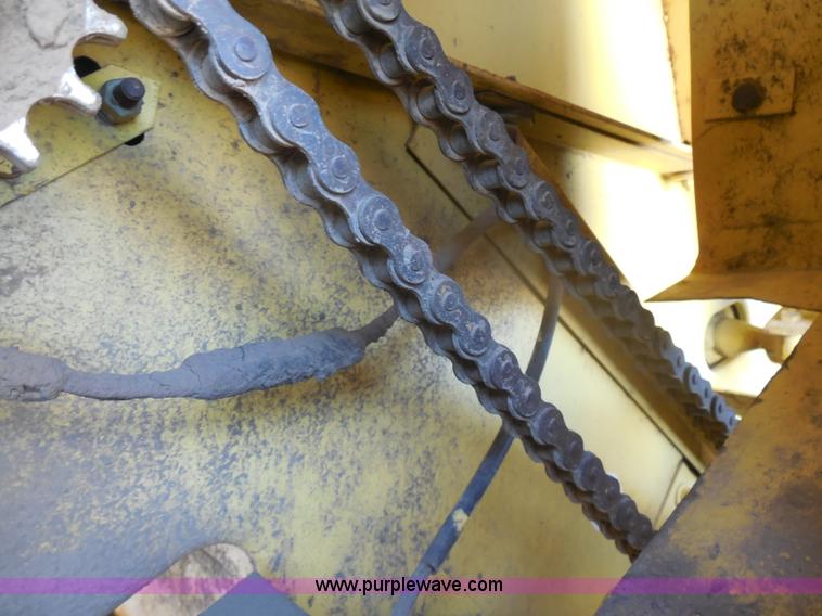 image for item H3158 1986 New Holland TR86 combine