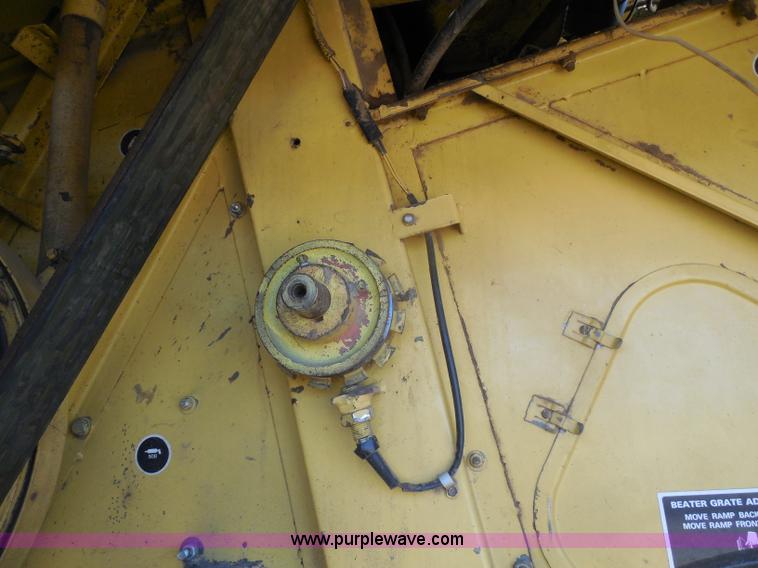 image for item H3158 1986 New Holland TR86 combine
