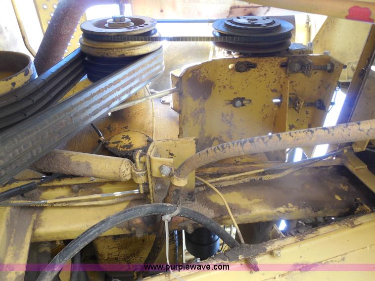 image for item H3158 1986 New Holland TR86 combine