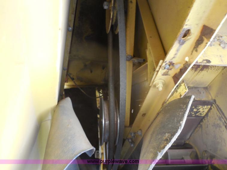 image for item H3158 1986 New Holland TR86 combine