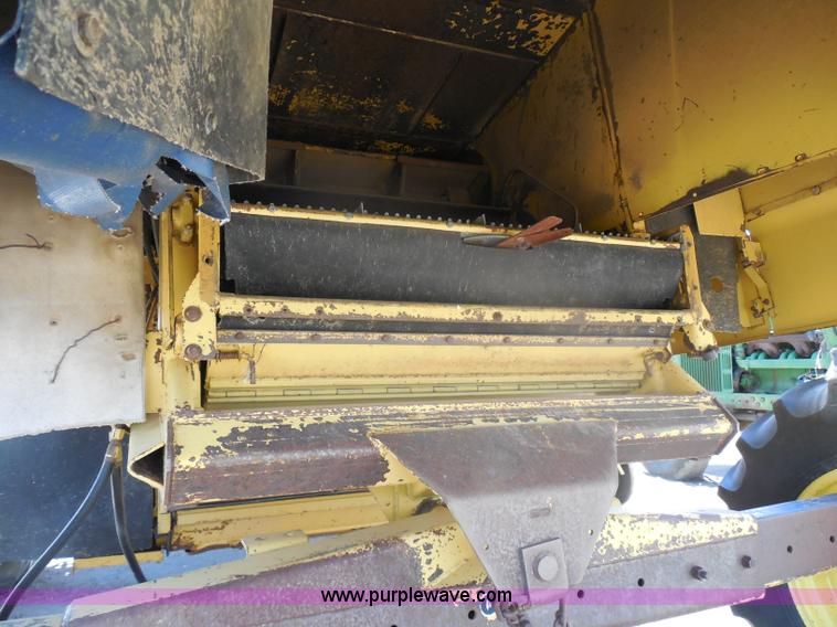 image for item H3158 1986 New Holland TR86 combine