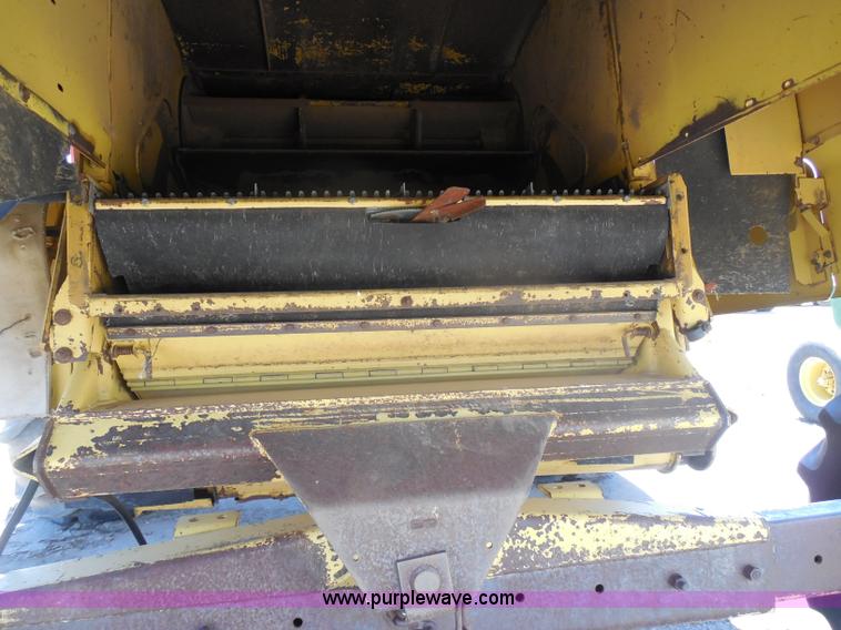 image for item H3158 1986 New Holland TR86 combine