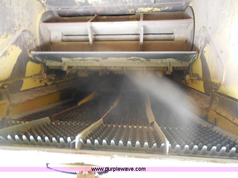 image for item H3158 1986 New Holland TR86 combine