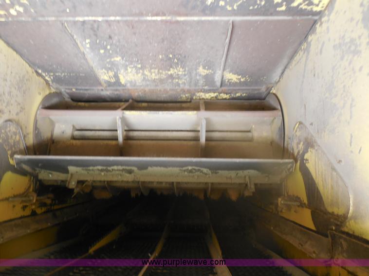 image for item H3158 1986 New Holland TR86 combine