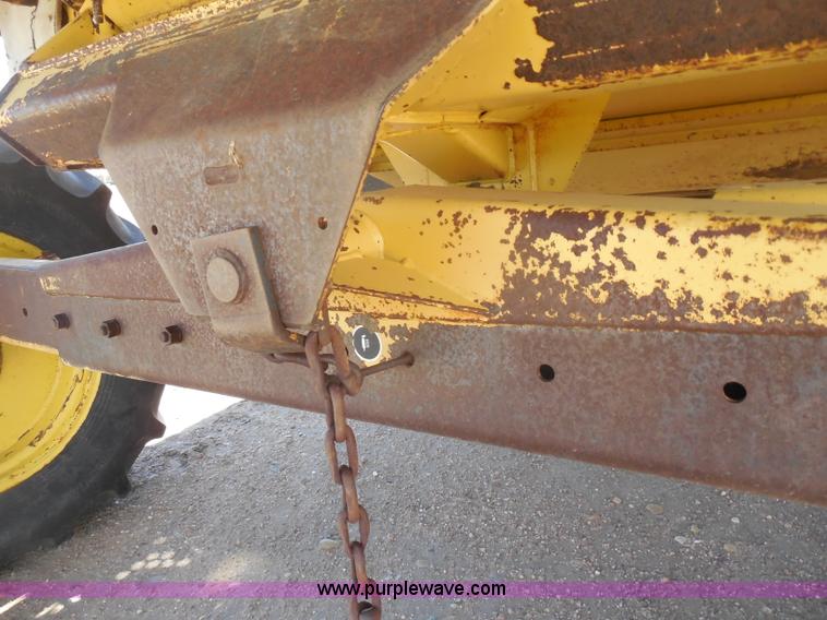 image for item H3158 1986 New Holland TR86 combine