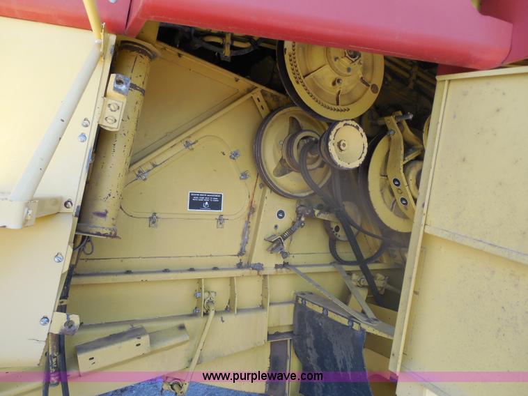 image for item H3158 1986 New Holland TR86 combine