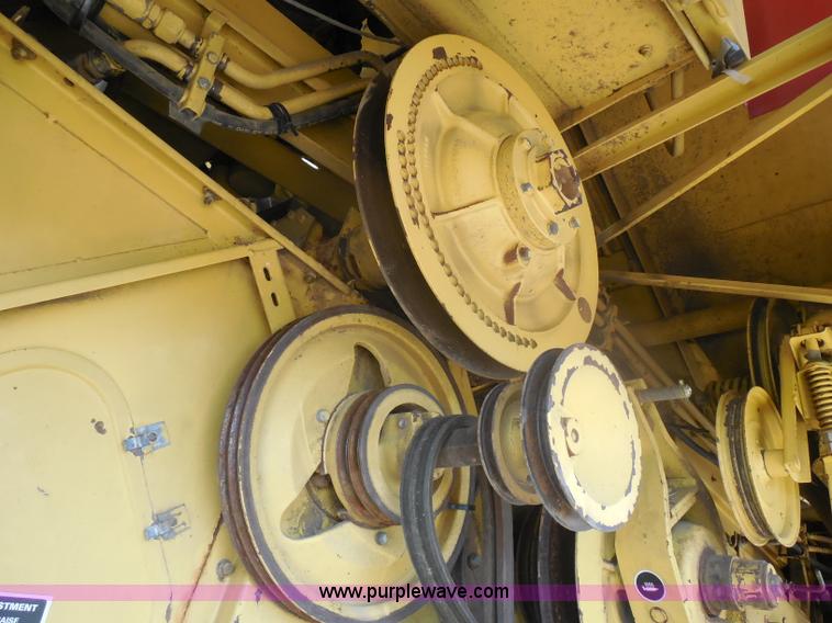 image for item H3158 1986 New Holland TR86 combine