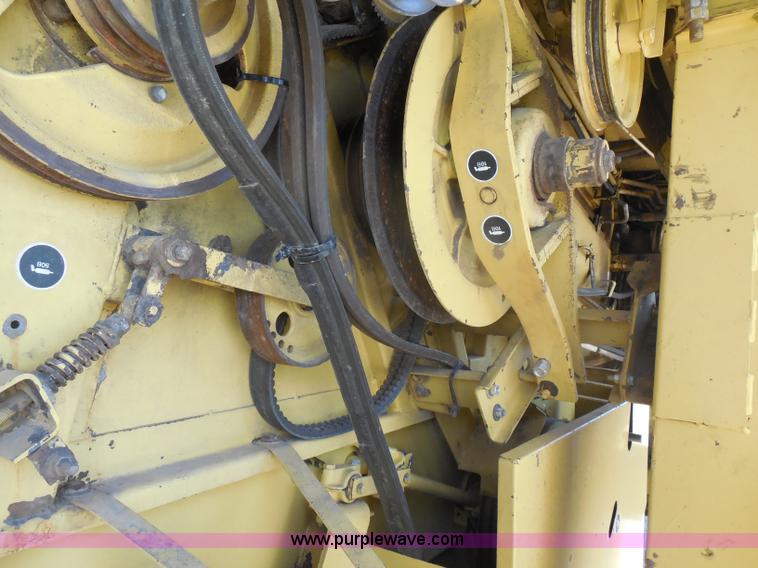 image for item H3158 1986 New Holland TR86 combine