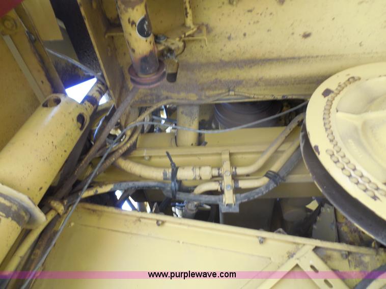 image for item H3158 1986 New Holland TR86 combine