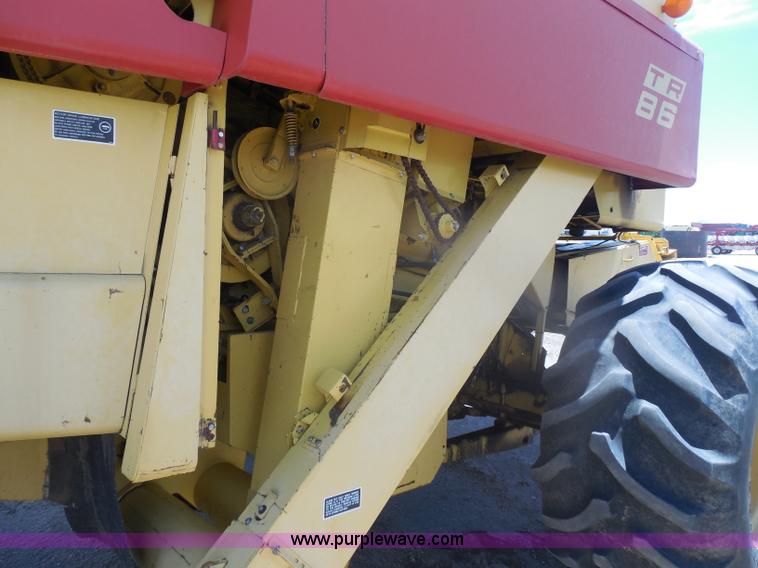 image for item H3158 1986 New Holland TR86 combine