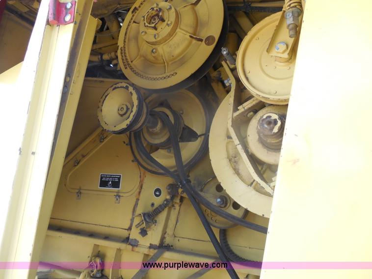 image for item H3158 1986 New Holland TR86 combine