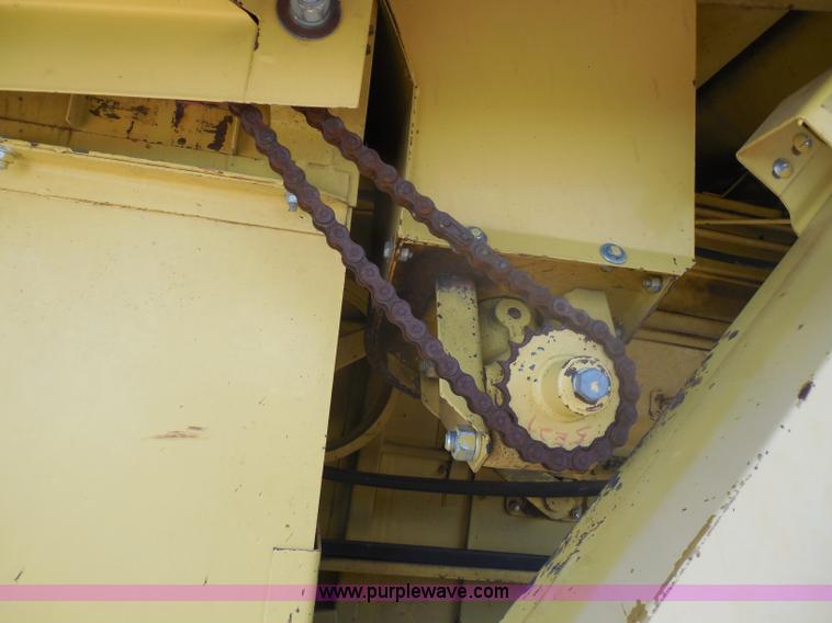 image for item H3158 1986 New Holland TR86 combine