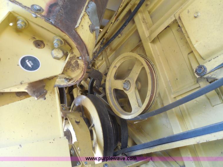 image for item H3158 1986 New Holland TR86 combine