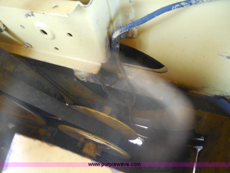 image for item H3158 1986 New Holland TR86 combine