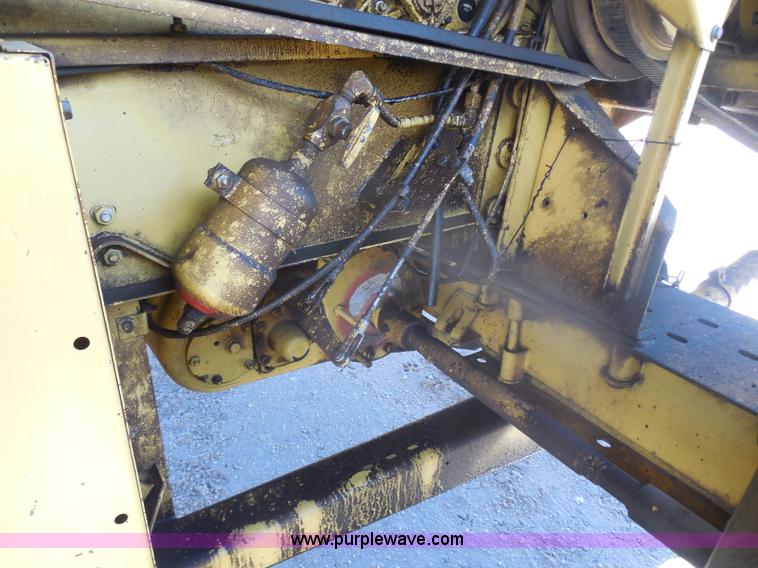 image for item H3158 1986 New Holland TR86 combine