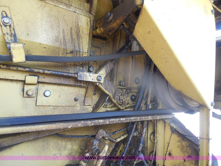 image for item H3158 1986 New Holland TR86 combine
