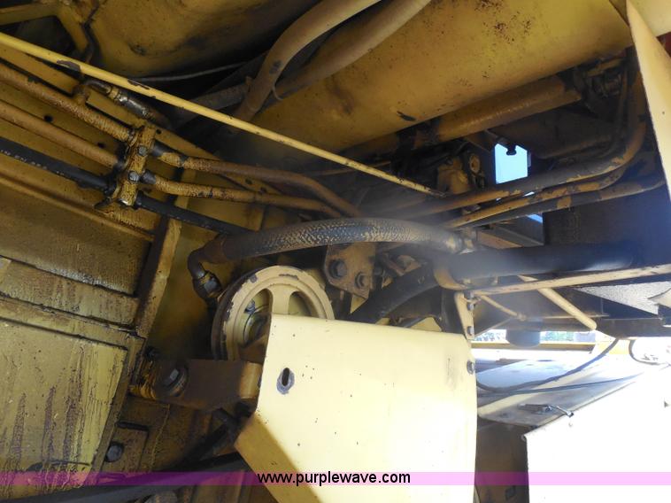 image for item H3158 1986 New Holland TR86 combine