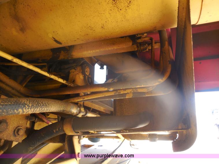 image for item H3158 1986 New Holland TR86 combine