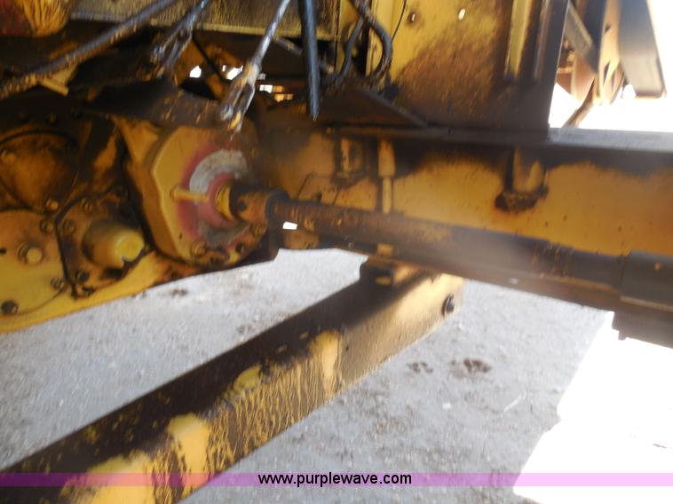 image for item H3158 1986 New Holland TR86 combine