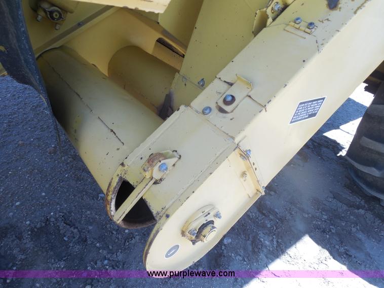 image for item H3158 1986 New Holland TR86 combine