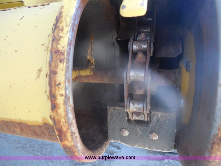 image for item H3158 1986 New Holland TR86 combine