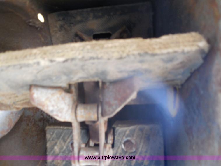 image for item H3158 1986 New Holland TR86 combine