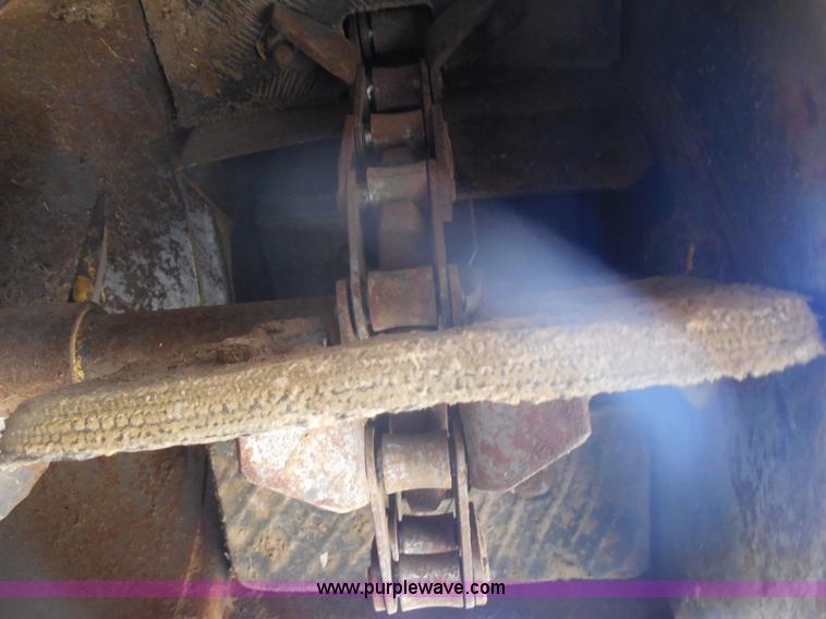 image for item H3158 1986 New Holland TR86 combine