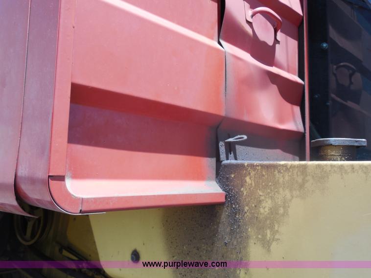 image for item H3158 1986 New Holland TR86 combine