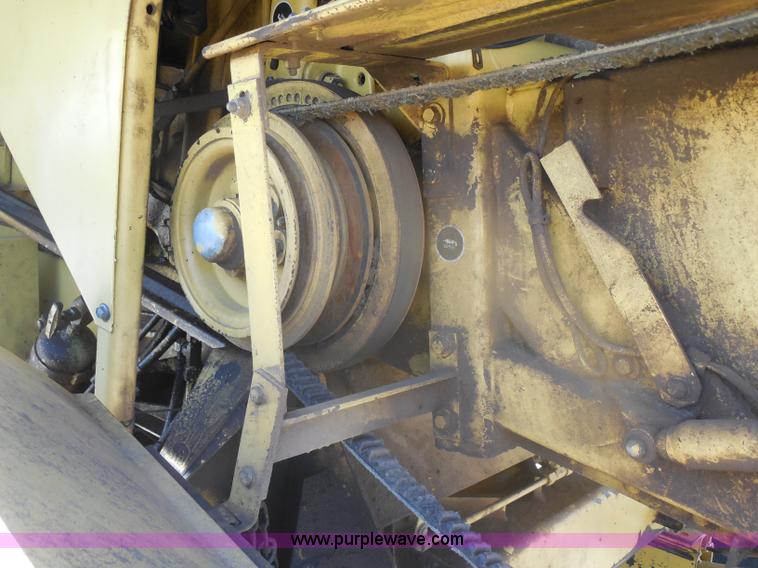 image for item H3158 1986 New Holland TR86 combine