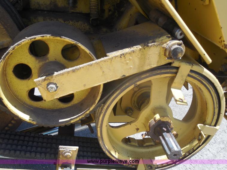 image for item H3158 1986 New Holland TR86 combine