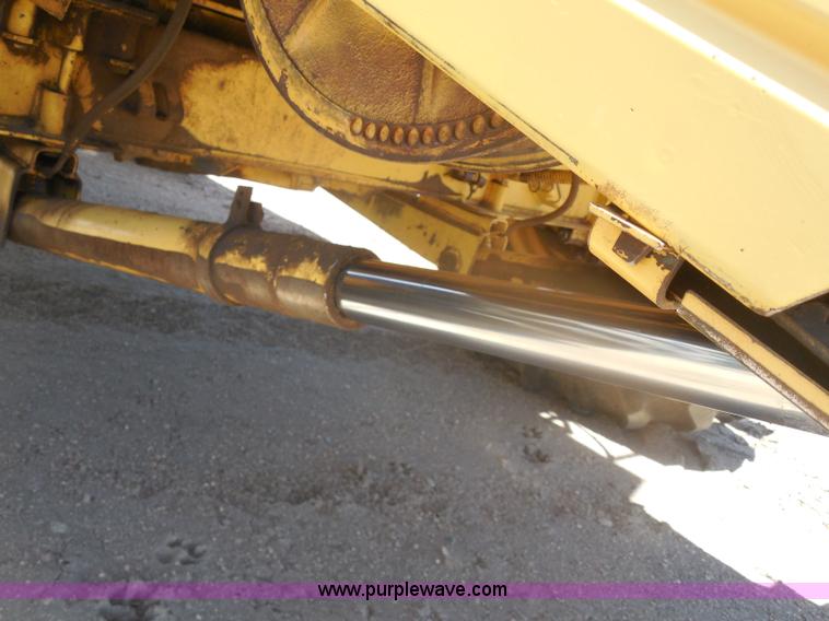 image for item H3158 1986 New Holland TR86 combine