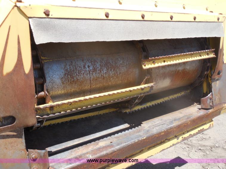 image for item H3158 1986 New Holland TR86 combine