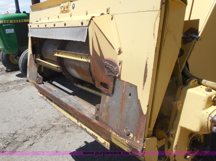 image for item H3158 1986 New Holland TR86 combine