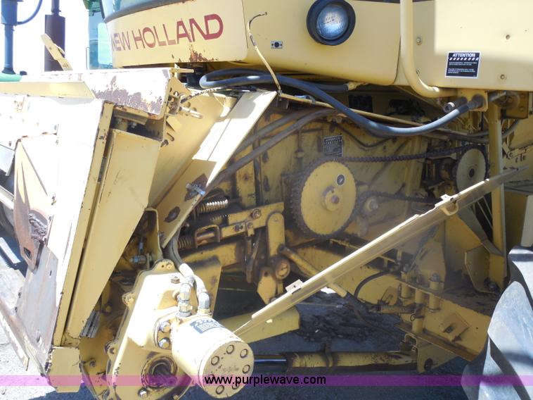 image for item H3158 1986 New Holland TR86 combine