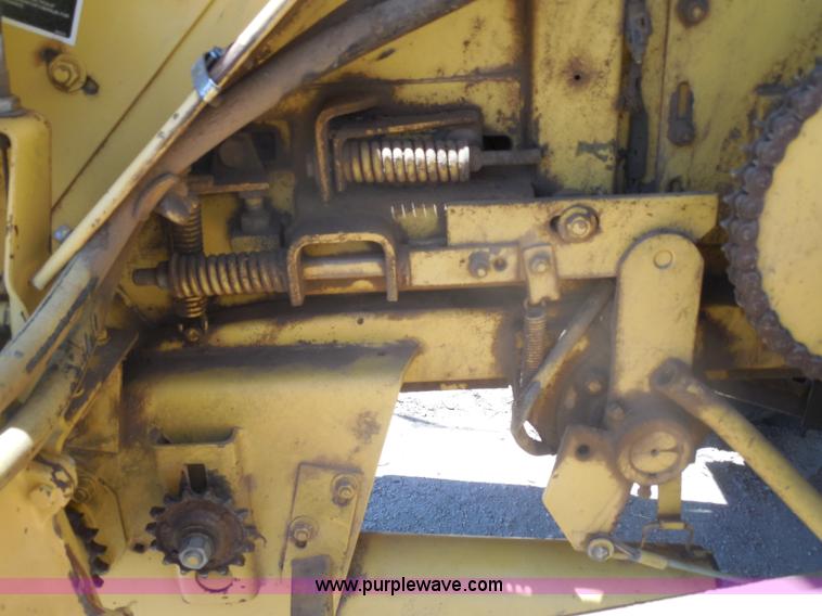 image for item H3158 1986 New Holland TR86 combine