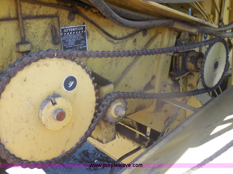image for item H3158 1986 New Holland TR86 combine