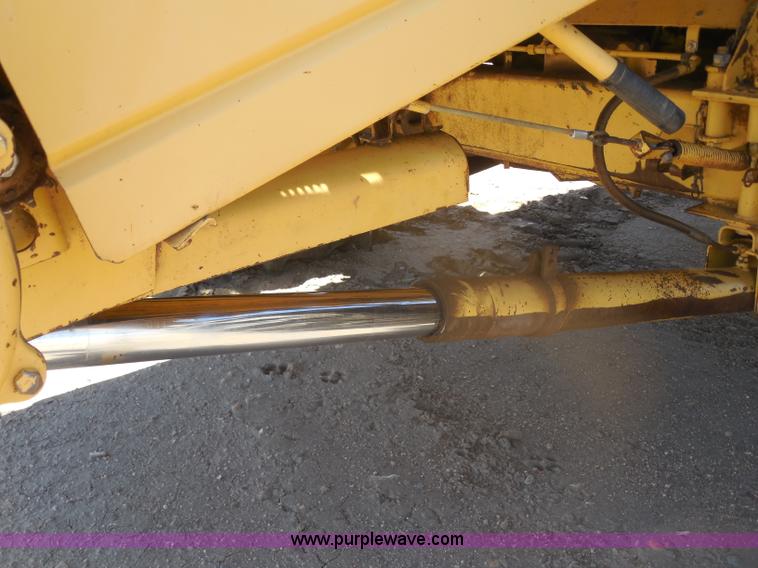 image for item H3158 1986 New Holland TR86 combine