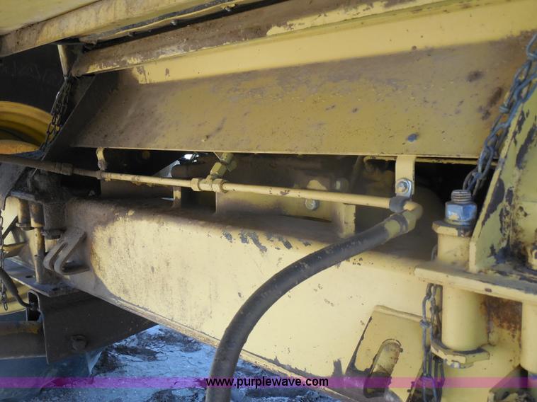 image for item H3158 1986 New Holland TR86 combine