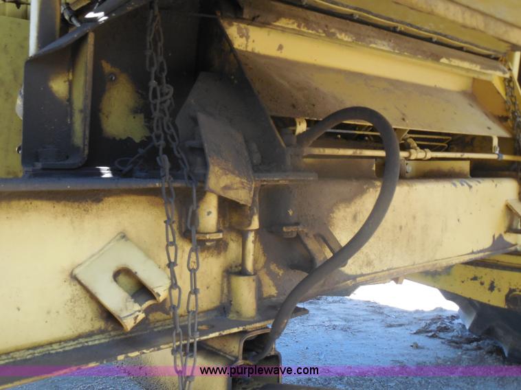 image for item H3158 1986 New Holland TR86 combine