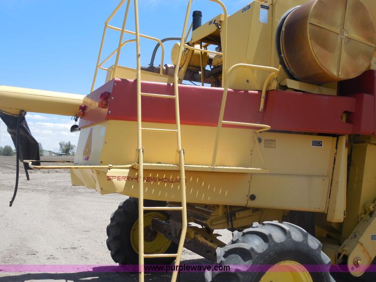 image for item H3158 1986 New Holland TR86 combine