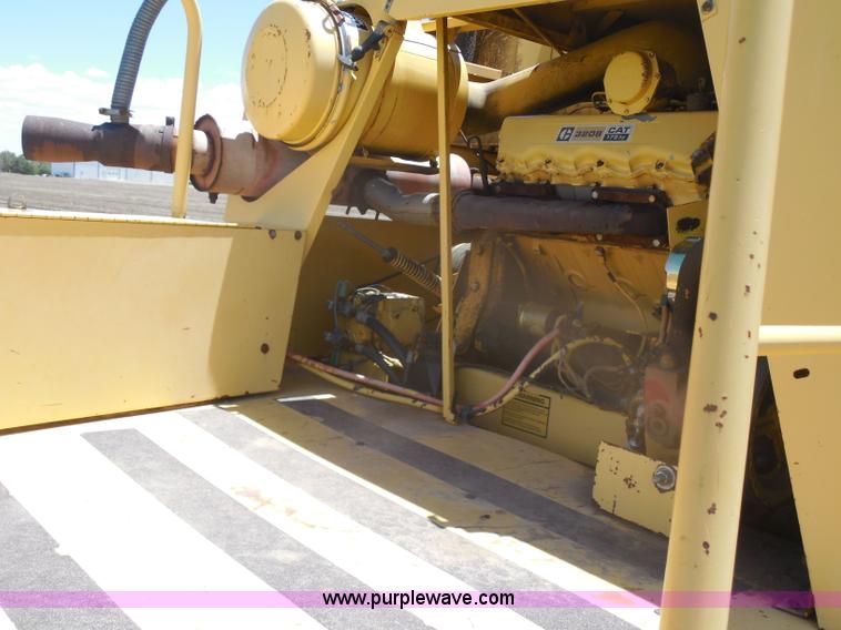 image for item H3158 1986 New Holland TR86 combine