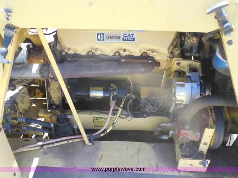 image for item H3158 1986 New Holland TR86 combine