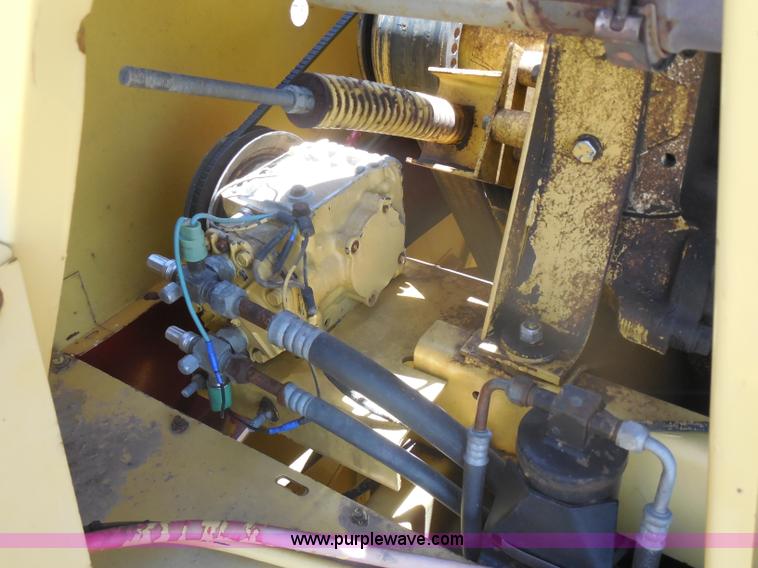 image for item H3158 1986 New Holland TR86 combine