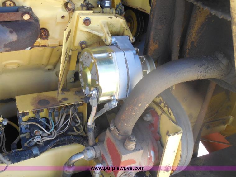 image for item H3158 1986 New Holland TR86 combine