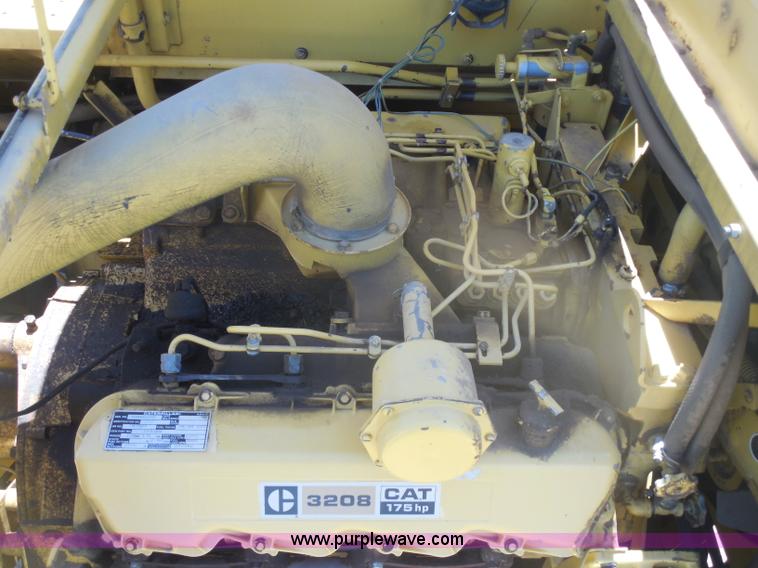 image for item H3158 1986 New Holland TR86 combine